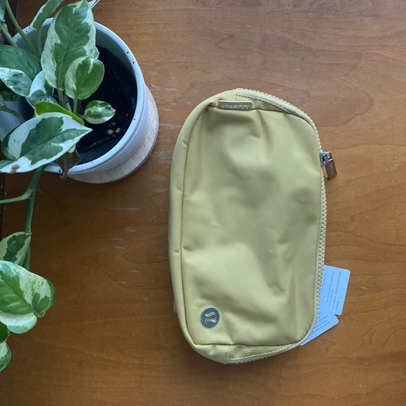 Lululemon Everywhere Belt Bag Golden Sand - Picture 3 of 6